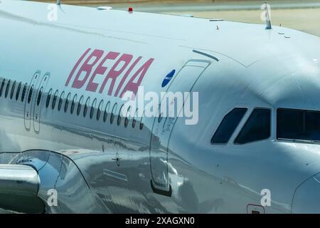 Barajas, Madrid, Espagne, 23 mai 2024 : gros plan d'un avion Iberia Airbus. Banque D'Images