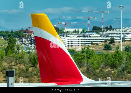 Barajas, Madrid, Espagne, 23 mai 2024 : gros plan d'une ligne aérienne Iberia. Banque D'Images