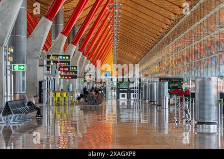 Barajas, Madrid, Espagne, 23 mai 2024 : immense espace intérieur à l'aéroport international de Barajas. Banque D'Images