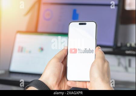 New York, États-Unis - 6 juin 2024 : service YouTube sur l'écran de smartphone dans les mains vue rapprochée sur fond de technologie Banque D'Images