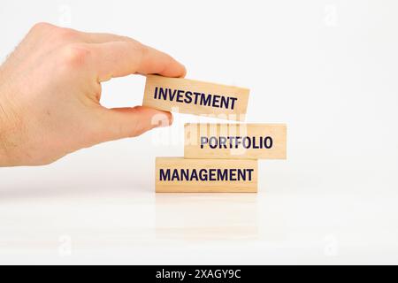 Concept de gestion, espace de copie. Symboles concept mots gestion de portefeuille d'investissement il est disposé à la main sur des barres en bois Banque D'Images
