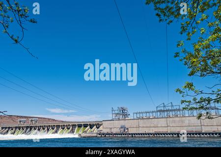 Déversoir et centrale électrique du barrage McNary sur le fleuve Columbia, Umatilla, Oregon, États-Unis Banque D'Images