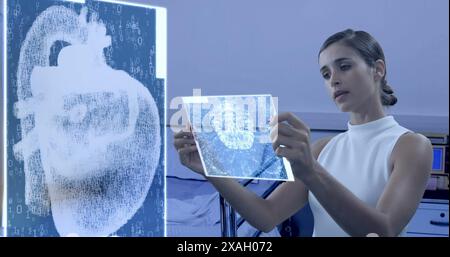 Image d'une femme caucasienne médecin avec radiographie à l'hôpital Banque D'Images