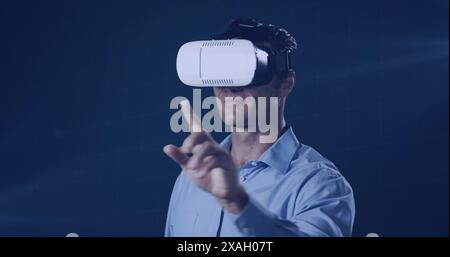 Image d'un homme caucasien portant un casque vr sur fond sombre Banque D'Images