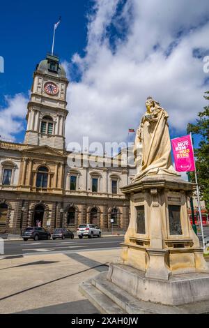 Statue de la reine Victoria avec Hôtel de ville de Ballarat et Tour de l'horloge en arrière-plan, Ballarat, Victoria Banque D'Images