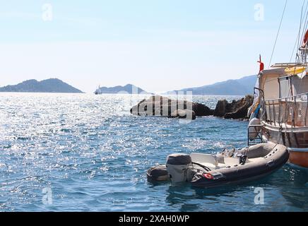 Bateau à moteur est amarré au yacht en mer à l'ancre. Vacances, voyages, luxe Banque D'Images