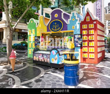 Bakou, Azerbaïdjan - 5 mai 2024 : kiosque de nourriture coloré sur la rue Nizami, avec un panneau Holland Fries et divers produits alimentaires exposés Banque D'Images