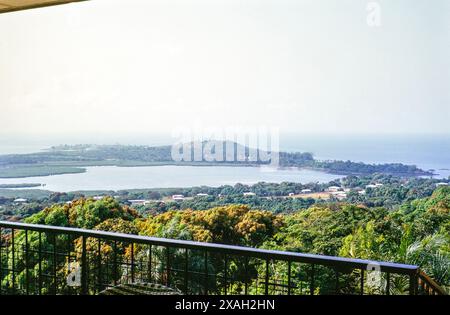 Vue côtière sur Aberdeen Creek depuis la zone de logement des expatriés Sierra Leone, Afrique de l'Ouest 1963 - 1964 Banque D'Images