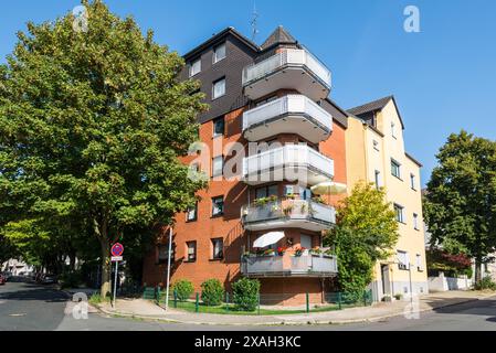 Hattingen, Allemagne - 10 septembre 2023 : vue sur la rue le jour avec immeuble résidentiel à Hattingen, Rhénanie du Nord-Westphalie, Allemagne. Deutsch Street of Banque D'Images