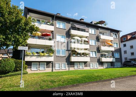 Hattingen, Allemagne - 10 septembre 2023 : vue sur la rue le jour avec immeuble résidentiel à Hattingen, Rhénanie du Nord-Westphalie, Allemagne. Deutsch Street of Banque D'Images