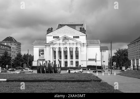 Duisburg, Allemagne - 2 septembre 2023 : vue du théâtre dans la vieille ville de Duisburg par mauvais temps, Rhénanie du Nord-Westphalie, Allemagne. Bla Banque D'Images