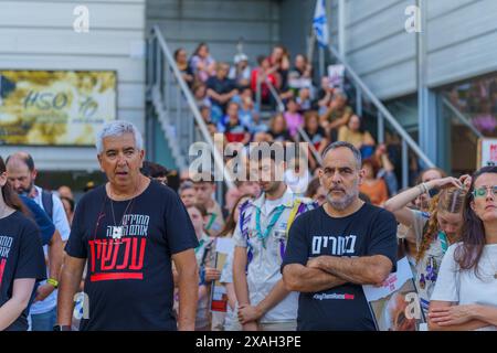 Haïfa, Israël - 06 juin 2024 : foule de personnes avec divers signes et drapeaux dans une Assemblée de soutien aux familles d'otages et appeler à un otage dea Banque D'Images