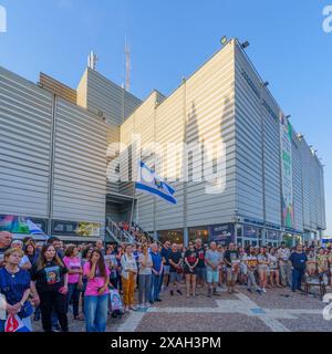 Haïfa, Israël - 06 juin 2024 : foule de personnes avec divers signes et drapeaux dans une Assemblée de soutien aux familles d'otages et appeler à un otage dea Banque D'Images