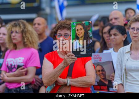 Haïfa, Israël - 06 juin 2024 : foule de personnes avec divers signes et drapeaux dans une Assemblée de soutien aux familles d'otages et appeler à un otage dea Banque D'Images