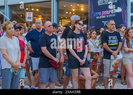 Haïfa, Israël - 06 juin 2024 : foule de personnes avec divers signes et drapeaux dans une Assemblée de soutien aux familles d'otages et appeler à un otage dea Banque D'Images