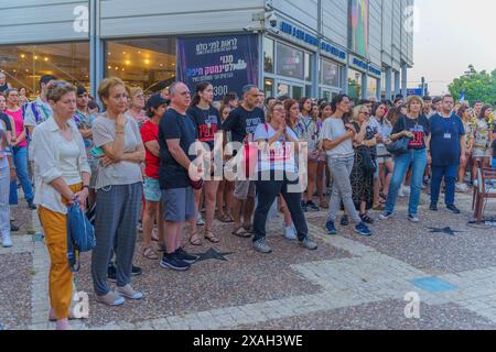 Haïfa, Israël - 06 juin 2024 : foule de personnes avec divers signes et drapeaux dans une Assemblée de soutien aux familles d'otages et appeler à un otage dea Banque D'Images