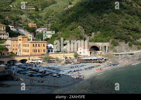 De Molo dei Pescatori , Lungomare Ferrovia casello, vue sur la plage, la ligne de train, vieilles maisons et hôtels à Monterosso, Cinque Terre, Italie Banque D'Images