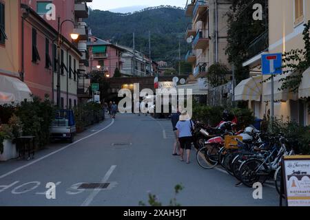 Au crépuscule sur la via Molinelli dans le village de Monterosso, maisons, appartements, restaurants, une route menant sous la voie ferrée aux collines, Cinque Terre, Italie Banque D'Images