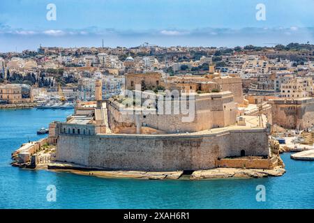 Fort Angelo, symbole de la résilience de Malte, majestueux murs de pierre, témoin silencieux de la riche histoire. Port à Birgu. Vue depuis Fort Saint Elmo. Cultura Banque D'Images