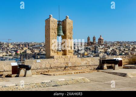 Fort Angelo, symbole de la résilience de Malte, majestueux murs de pierre, témoin silencieux de la riche histoire. Port à Birgu. Vue sur la grosse cloche au-dessus du Banque D'Images