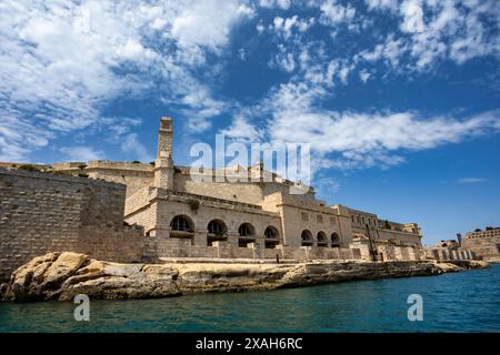 Fort Angelo, symbole de la résilience de Malte, majestueux murs de pierre, témoin silencieux de la riche histoire. Port à Birgu. Malte Banque D'Images