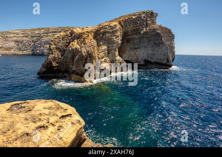 Tilt Rock il, point de vue dans la baie de Dwejra, formation rocheuse sur la mer Méditerranée. Île de Gozo Malte. Banque D'Images