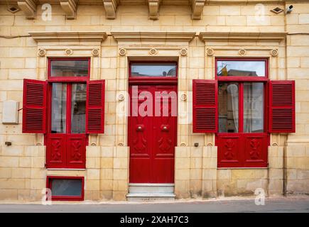 Maison traditionnelle maltaise bordant les rues étroites de Zabbar, ornée de portes et de fenêtres colorées, capturant l'essence de l'architecture locale et Cu Banque D'Images