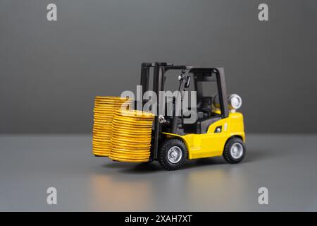 Chariot élévateur et piles de pièces de monnaie. Augmenter les revenus des exportations de biens. Augmentation du trafic commercial. Augmentation de la production. Augmentation des prix des transports. Croissance dans Banque D'Images