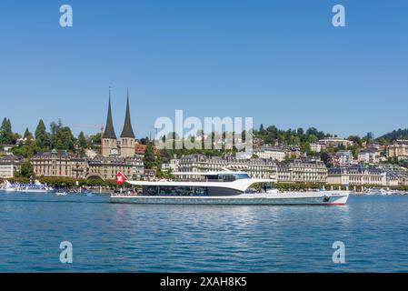 Navire 'Gotthard' naviguant sur le lac de Lucerne avec fond de paysage urbain historique, Suisse, 16 août 2022. Banque D'Images