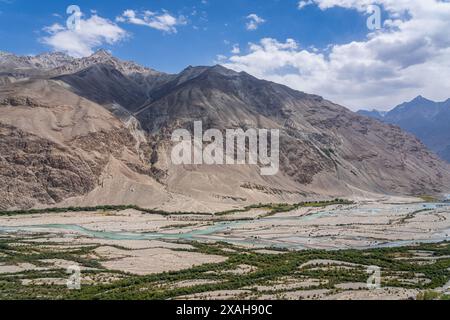 Vue panoramique de haute altitude de la vallée de la rivière Pamir bordant l'Afghanistan dans le couloir de Wakhan, près de Langar, Gorno-Badakhshan, Tadjikistan Banque D'Images