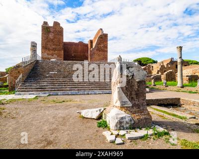 Capitolium - le temple principal de la ville, dédié à la triade Capitoline (Jupiter, Junon, Minerve) a été construit au cours de la période Hadrianique, vers 120 AD. Il se trouve au-dessus d'un bâtiment culte antérieur datant du 1er siècle av. J.-C. - Parc archéologique d'Ostia antica, Rome, Italie Banque D'Images