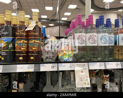 Coquitlam, BC, Canada - 24 mai 2024 : vente de bouteilles de vin et de vodka dans le magasin BC Liquor. Banque D'Images