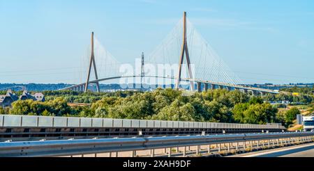 Impression du Pont de Normandie qui enjambe la Seine reliant le Havre à Honfleur en Normandie en France Banque D'Images