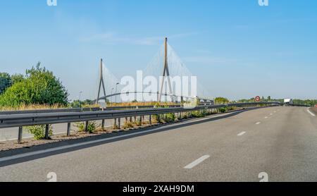 Impression du Pont de Normandie qui enjambe la Seine reliant le Havre à Honfleur en Normandie en France Banque D'Images