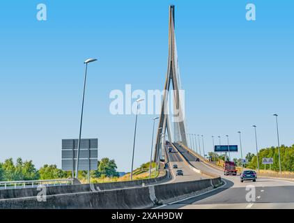 Impression du Pont de Normandie qui enjambe la Seine reliant le Havre à Honfleur en Normandie en France Banque D'Images