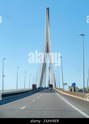 Impression du Pont de Normandie qui enjambe la Seine reliant le Havre à Honfleur en Normandie en France Banque D'Images