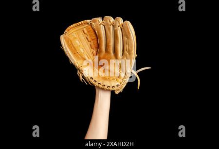 Gant de baseball sur la main de la femme. Fond noir. Sports actifs, championnat, victoire, compétition Banque D'Images