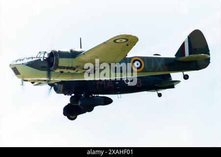 Bristol Blenheim IV R3821, G-BPIV, dans le schéma de couleurs de la Royal Air Force comme UX-N. Il vole pour la première fois après la restauration à Duxford le 28 mai 1993 et est exposé à des spectacles aériens jusqu'à être gravement endommagé lors d'un atterrissage lourd à Duxford en août 2003. La cellule a été reconstruite au fil du temps avec un nez MkI court et a volé à nouveau en 2014 sous le nom de L6739. Vol au Flying Legends Airshow 2002 avec un Lysander Banque D'Images