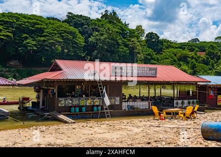 Pahang, Malaisie - 14 mai 2024 : rivière Kelatan Tahan Tembeling avec restaurants flottants dans le parc national de Taman Negara Banque D'Images