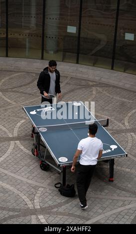 Tennis de table en plein air par la Bibliothèque de Birmingham, Birmingham, Royaume-Uni Banque D'Images