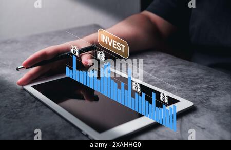 Femme utiliser la tablette numérique avec le graphique holographique croissant pour investir et le trading. Concept de progrès ou de réussite. Planification et stratégie. Marché boursier. Banque D'Images