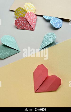 Coeurs Origami colorés - Paper Art, amour, bricolage, cartes faites à la main Banque D'Images