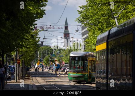 Tramways transportant des personnes à Helsinki un jour d'été Banque D'Images