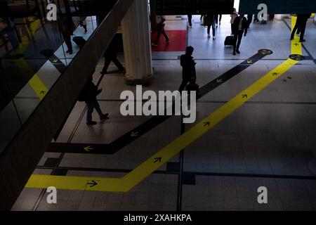 Passagers dans le hall de l'aéroport Nantes-Atlantique à Bouguenais, pays de la Loire, France, 12 mai 2024. Passagers dans le hall de l aeroport d Banque D'Images