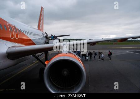 Passagers embarquant à bord d'un avion de ligne low cost Easyjet à l'aéroport Nantes-Atlantique de Bouguenais, pays de la Loire, France, 12 mai 2024. Passagers montant Banque D'Images