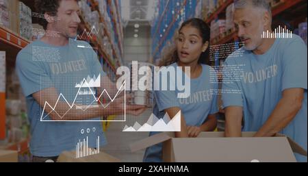 Image du traitement des données sur une équipe de divers bénévoles ouvrant des boîtes de dons à l'entrepôt Banque D'Images