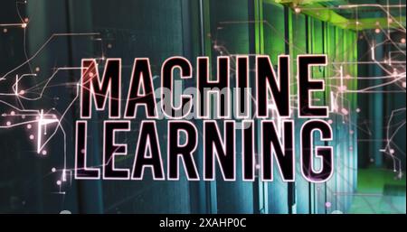 Image d'un texte d'apprentissage automatique sur des motifs abstraits illuminés au-dessus de la salle des serveurs Banque D'Images