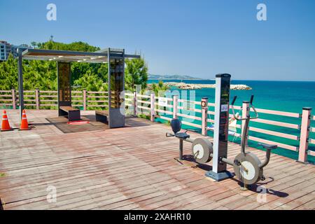 Samcheok City, Corée du Sud - 18 mai 2024 : une aire d'exercice extérieure le long d'Isabu Road surplombant la mer de l'est, équipée d'appareils de fitness et de benc Banque D'Images