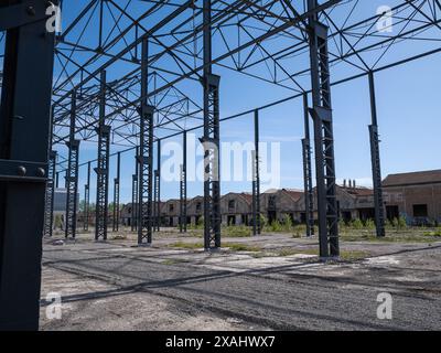 Nouvelles structures en fer et grands entrepôts mécaniques abandonnés en arrière-plan, Reggio Emilia, Italie Banque D'Images