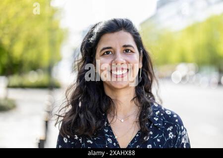 Portrait d'une jeune femme dans la ville Banque D'Images